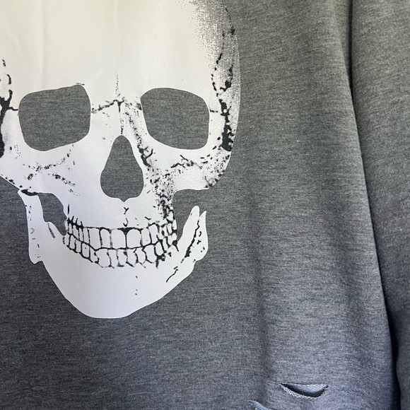 Edgy & Cozy Light Grey Skull Patch Sweatshirt - Size XL - Picture 6 of 7